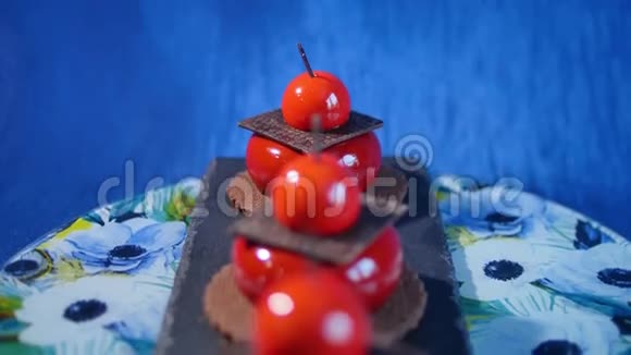 三块红色蛋糕里面有饼干和巧克力背景深蓝色的美味红色蛋糕视频的预览图