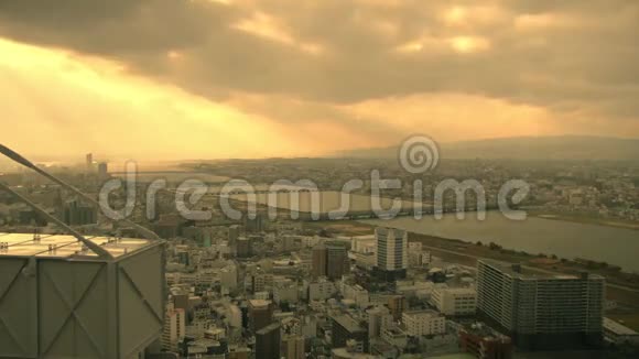 日本大川河上空的太阳光视频的预览图
