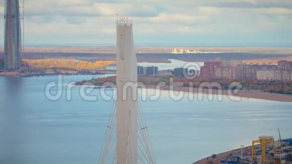 汽车桥摩天大楼城市建筑和体育场无人机景观视频的预览图
