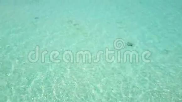 马尔代夫的白沙棕榈树和绿松石印度洋热带岛屿度假酒店的鸟瞰图相机视频的预览图