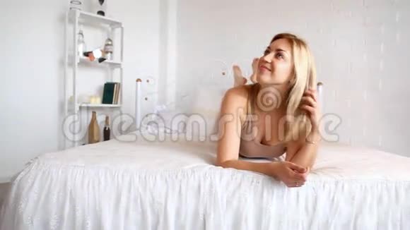 年轻女子在家休息视频的预览图