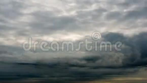日落的天空上的时光流逝的云彩视频的预览图