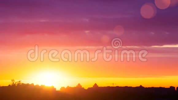 城市景观清晨基辅的夏日日出视频的预览图