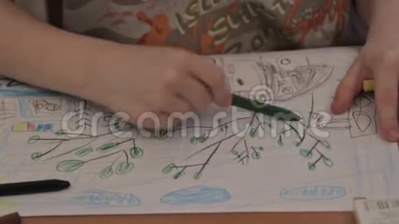 孩子们在幼儿园画画视频的预览图