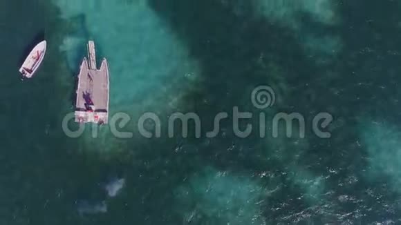 带着游艇飞越海底视频的预览图