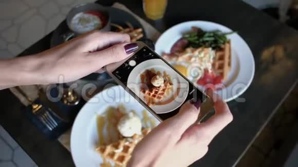 女性用智能手机拍摄食物视频的预览图