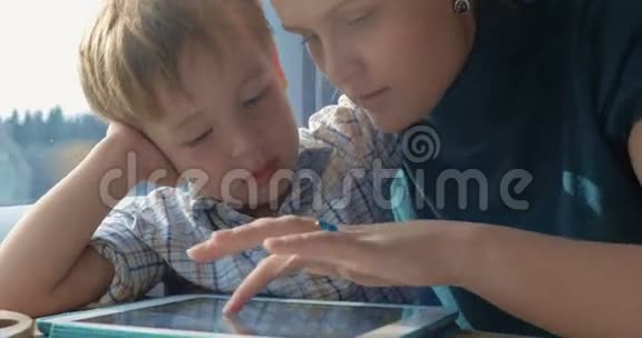 母亲和儿子在火车上玩游戏视频的预览图