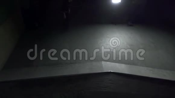 滑板车在室内公园里骑马视频的预览图