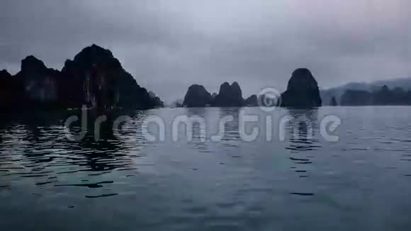 穿越越南哈龙湾悬崖的船只航行时间流逝视频的预览图
