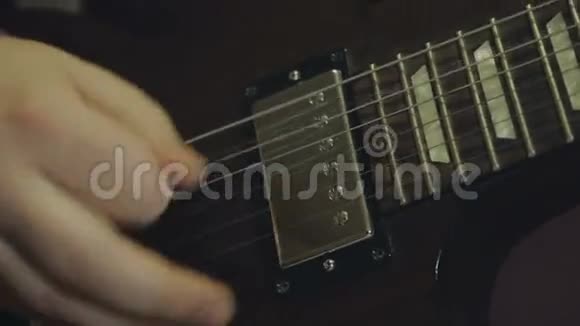 人弹电吉他视频的预览图