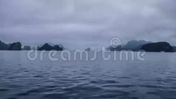 穿越越南哈龙湾悬崖的船只航行时间流逝视频的预览图