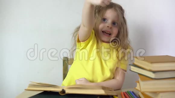 可爱漂亮的小女孩在看书视频的预览图