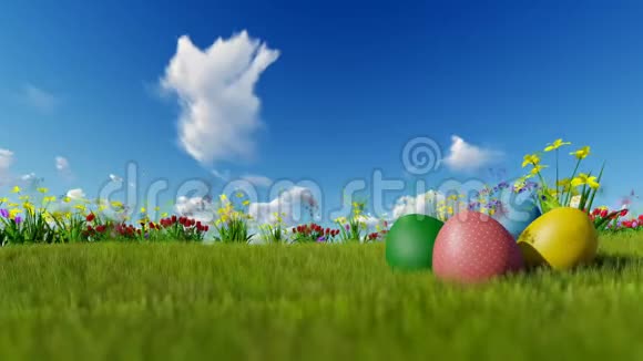 绿色草地上的复活节彩蛋微粒在蓝天上飞舞视频的预览图