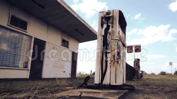燃料站的旧泵视频的预览图