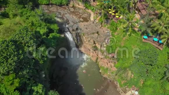 在巴厘岛乌布岛拍摄的泰根甘瀑布的空中拍摄视频的预览图