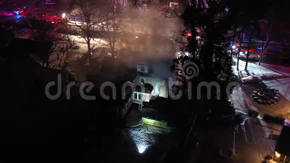火灾现场消防车及设备的鸟瞰图视频的预览图