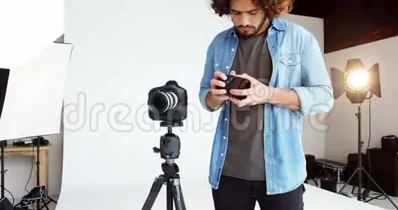 摄影师检查相机镜头视频的预览图