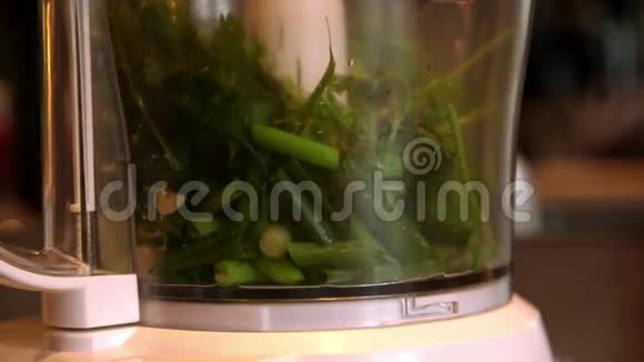 用家庭花园的有机蔬菜在搅拌机中做新鲜的沙拉视频的预览图