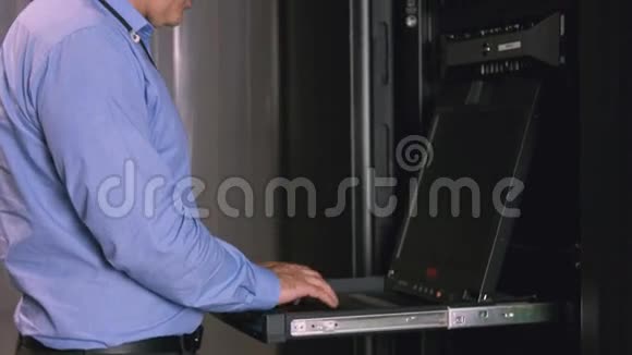 技术人员使用笔记本电脑分析服务器视频的预览图