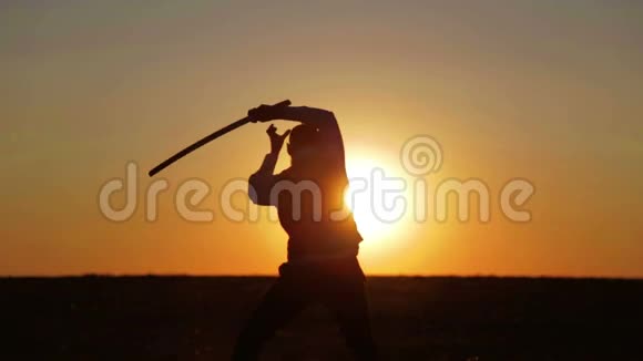日落时持剑的人的肖像战士的道路日暮时分手持长剑的武士黑帮视频的预览图