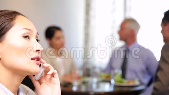 女商人在商务午餐时打电话视频的预览图