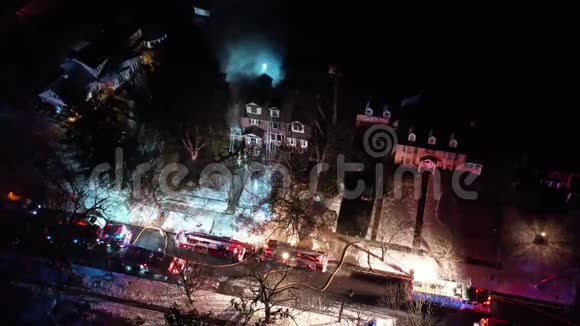 火灾现场消防车及设备的鸟瞰图视频的预览图
