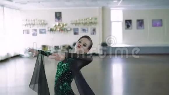 女子舞交谊舞4k视频的预览图