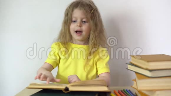 可爱漂亮的小女孩在看书视频的预览图