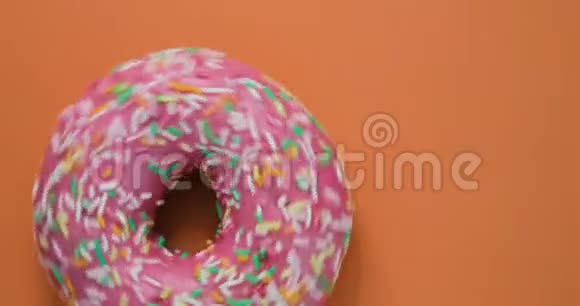 美味的甜面圈在盘子上旋转上景明亮多彩的甜甜圈特写镜头旋转着视频的预览图