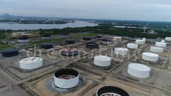 炼油厂的空中景观视频的预览图