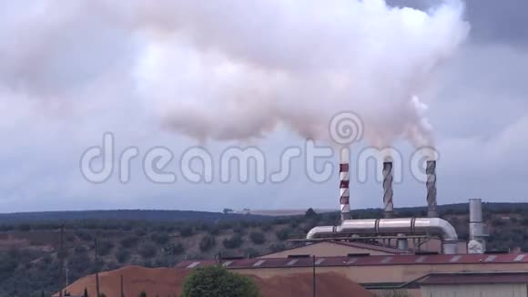 烟囱冒烟污染空气视频的预览图