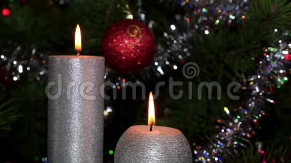节日灯前点燃的蜡烛圣诞树视频的预览图