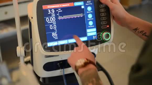 医生用监视器调节医疗设备视频的预览图