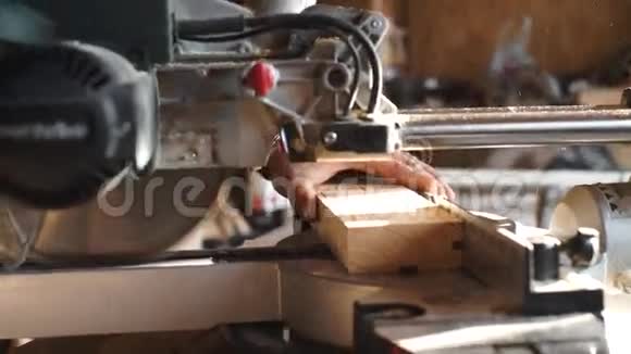 木工用圆锯做木材视频的预览图