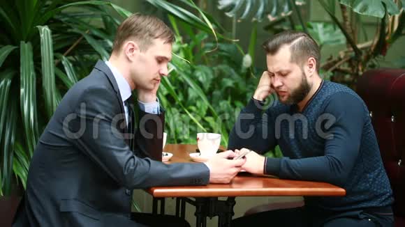 两个商人在咖啡店讨论视频的预览图