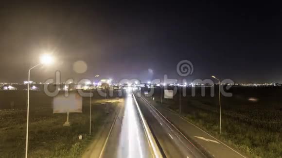 夜间高速公路上的SundownTimelight小路上的速度交通视频的预览图