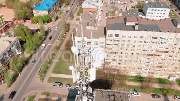 细胞塔城市环境居住建筑无人机的空中射击视频的预览图