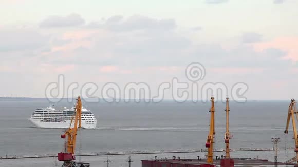 远洋游轮离开乌克兰敖德萨港视频的预览图