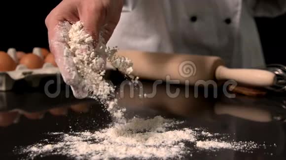 厨师在黑色表面撒上面粉视频的预览图