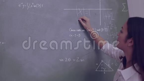 女人在黑板上写字视频的预览图
