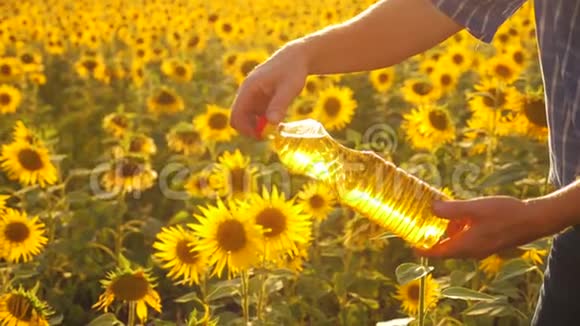 老人特写阳光农夫葵花油概念农业农夫手里拿着一个塑料瓶视频的预览图