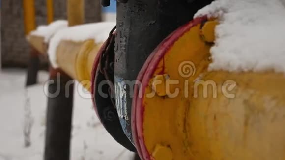 雪气中的黄气管道冬季取暖视频的预览图