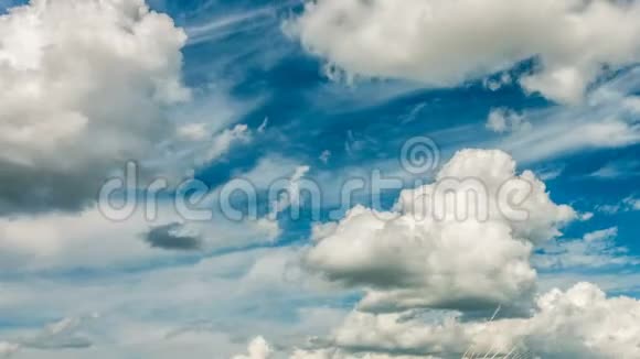 时光流逝夏季云层在麦田上迅速移动视频的预览图