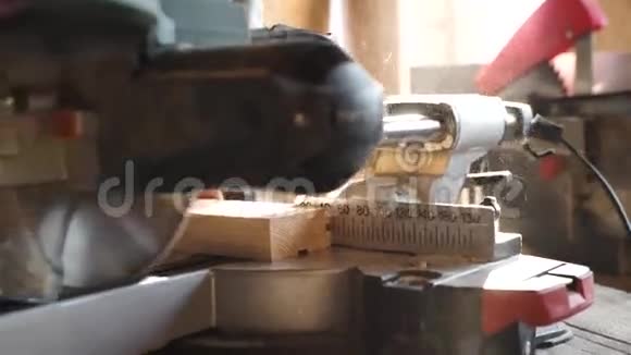 木工用圆锯做木材视频的预览图