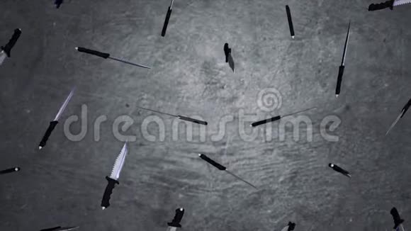 在灰色背景下大刀刀片被隔离飞刀的动画大量的视频的预览图