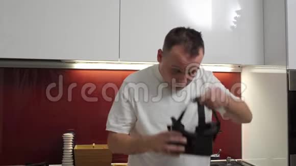 享受虚拟现实谷歌厨房虚拟现实耳机的男性视频的预览图