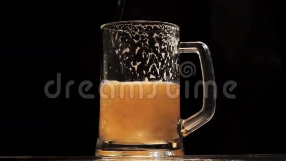 啤酒倒进玻璃杯视频的预览图