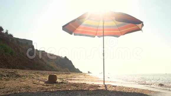 海滩上的雨伞视频的预览图