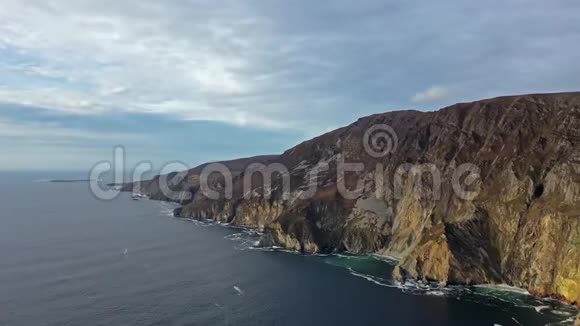 斯利弗联盟悬崖空中是欧洲最高的海崖之一海拔1972英尺或601米视频的预览图