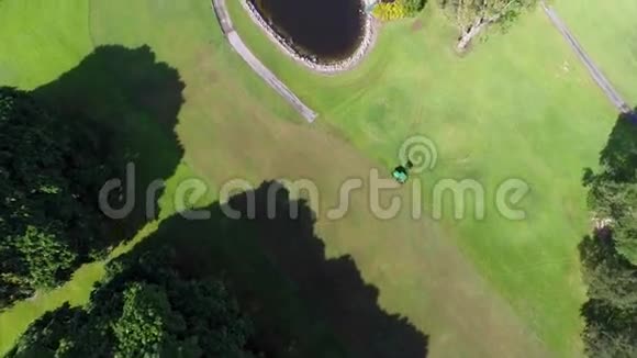 空中天桥高尔夫球场无人机视频的预览图